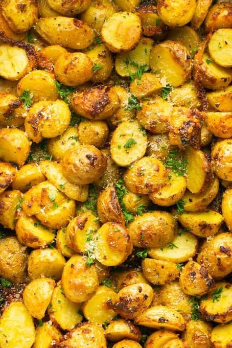 Treat yourself to the savory delights of garlic and parmesan with these mouthwatering Roasted Garlic Parmesan Potatoes. With just four main ingredients, plus seasonings, and ready in under an hour, they're the ideal side dish for any main course! Roasted Golden Potatoes In Oven, Roasted Garlic Parmesan Potatoes, Perfect Grilled Chicken Breast, Perfect Grilled Chicken, Garlic Parmesan Potatoes, Meatloaf Dinner, Parmesan Roasted Potatoes, Homemade Coleslaw, Parmesan Potatoes