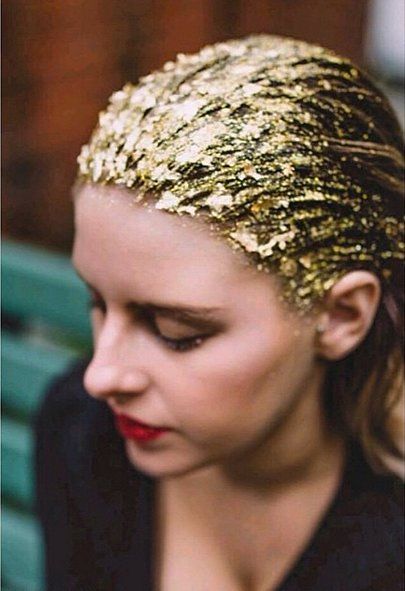 Putting Gold Leaf on Your Head Is the Ultimate Holiday Hair Hack Gold Leaf Hair, Holiday Hair Clips, Glitter Roots, Felt Hair Clips, Editorial Hair, Trendy Makeup, Holiday Hairstyles, Glitter Hair, Hair Shows