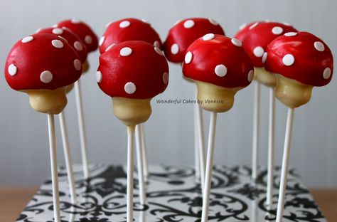 Mushroom Cakepops for the cookie table Mushroom Chocolate Covered Strawberries, Mushroom Cakepops, Mushroom Cake Pops, Toadstool Cake, Butterfly Quince, Mushroom Cupcakes, Mushroom Party, Tavern Sign, Mushroom Cake