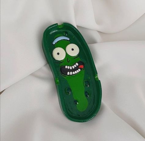 Pickle Rick Ashtray, Rick And Morty Ashtray, Pickle Rick Clay, Diy Ashtray Clay, Ash Tray Clay, Diy Ashtray, Easy Clay Sculptures, Pickle Rick, Diy Air Dry Clay