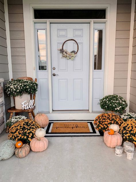 Corey from Hudson Farmhouse. Making your home decor seasonal doesn’t have to be challenging or expensive. Simply changing around a few things can really make a huge difference. DIY fall farmhouse front porch ideas. Decorate your porch with these tips and ideas. small fall porch fall porch mums, fall porch signs, fall porch columns, fall porch diy, modern fall porch, rustic fall porch, fall porch bench, fall porch planters, fall porch hay bales #diy #frontporch #fall Small Fall Porch, Rustic Fall Porch, Porch Inspiration, Fall Front Porch Decor Ideas, Rustic Outdoor Decor, Corn Stalks, Casa Halloween, Fall Front Porch Decor, Diy Porch