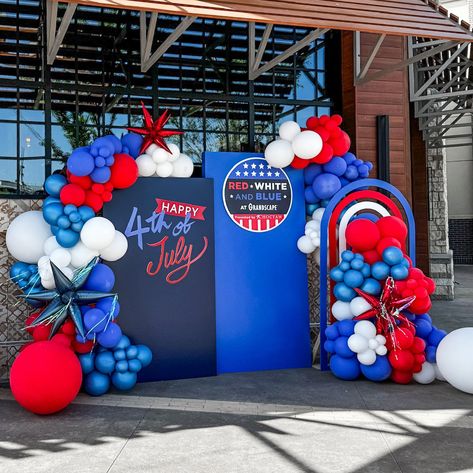 Creating the perfect July 4th celebration with custom backdrops and a fun balloon garland in patriotic colors to celebrate Independence Day! 🇺🇸🎈✨ Patriotic Balloon Arch, Captain America Birthday Party, Captain America Birthday, Usa Party, America Birthday, Independence Day Decoration, Custom Backdrops, School Decor, Birthday Balloon Decorations