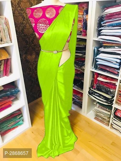 Plain Sattin saree with contrast Banarasi silk blouse ( Parrot Green saree with Pink Blouse Piece) Parrot Green Saree, Saree Jacket, Online Shopping Sarees, Peach Saree, Choli Blouse, Parrot Green, Jacquard Blouse, Designer Silk Sarees, Plain Saree