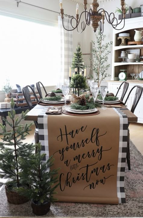 We share our best advice to create a stunningly natural Christmas tablescape this year. Rustic Christmas Tablescapes Ideas, Christmas Table Decor Ideas 2022, Brown Paper Christmas Table Runner, Farmhouse Christmas Party Decor, Christmas Natural Table Settings, Christmas Table 2022, Vintage Christmas Tablescapes Ideas, Farm Table Christmas Decor, Table Scapes For Christmas