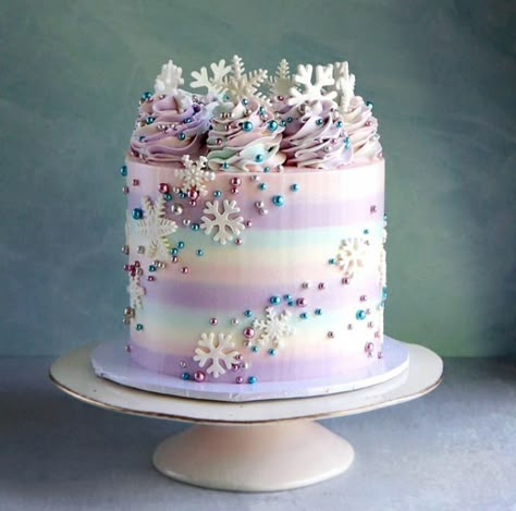 Winter Birthday Desserts, Snow Cake Birthday, Frozen Cake Ideas Birthdays, Snow Cake Winter, Simple Frozen Theme Cake, Elsa Cake Ideas, Winter Cake Designs, Winter Birthday Cake Ideas, Modern Christmas Cake