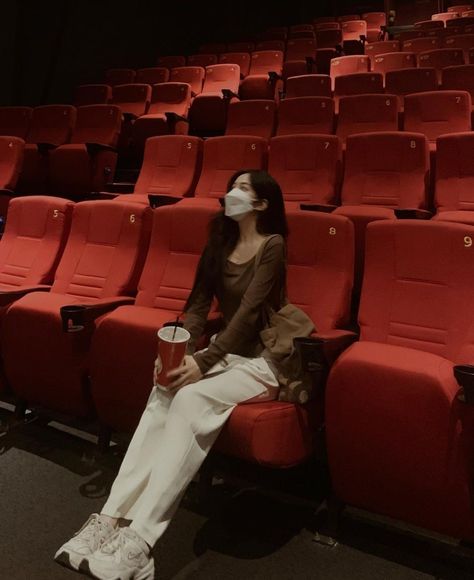 Movie Date Outfit Aesthetic, Cinema Fit Ideas, Movie Theater Pose Ideas, Outfit For Cinema With Friends, Movie Theater Aesthetic Pics, Cinema Photography Ideas, Movie Theater Instagram Pictures, Movie Theater Poses, Kino Date Outfit