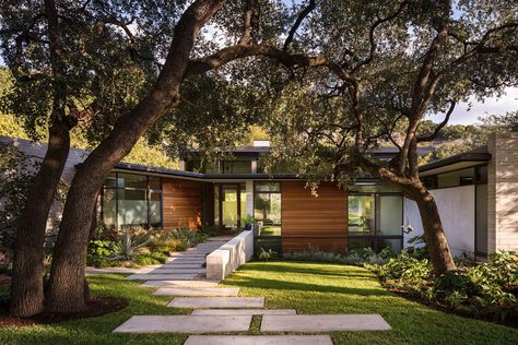 Striking lakefront refuge peeks above the forest canopy on Lake Austin Japanese Ranch House, Modern Concrete Homes, Open Courtyard, Concrete Homes, Courtyard Ideas, Lake Austin, Forest Canopy, Austin Homes, Ideas Casa