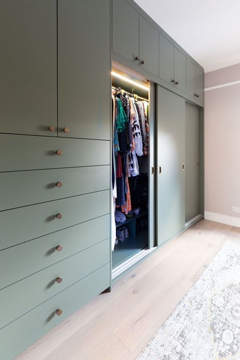 Main Bedroom Cupboard Ideas, Green Closet Bedroom, Green Bedroom Cupboard, Dressing Room Colour Ideas, Green Walk In Wardrobe, Sage Green Walk In Closet, Green Cupboards Bedroom, Green Wardrobe Design, Light Green Wardrobe