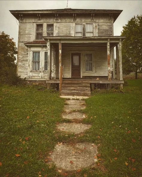 Fish In A Tree, Beautiful Abandoned Places, Deserted Places, Abandoned Farm, Usa House, Old America, Abandoned Property, Draw Reference, Old Abandoned Houses