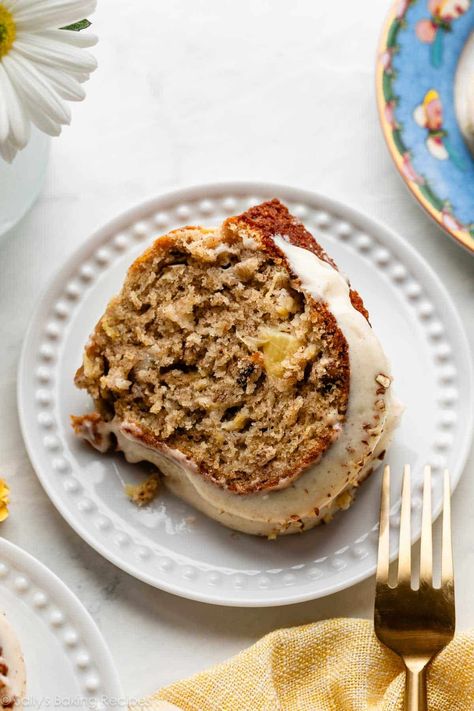 With its signature flavors of banana, pineapple, pecans, and spice, this hummingbird Bundt cake will fly your tastebuds off to someplace warm and sunny. Top with a cinnamon-spiced cream cheese icing and more toasted pecans. Recipe on sallysbakingaddiction.com Hummingbird Bundt Cake, Toasted Pecans Recipe, Hummingbird Cake Recipes, Fruit Cakes, Hummingbird Cake, Sally's Baking, Leftover Cake, Cake Plates Stand, Healthy Ice Cream