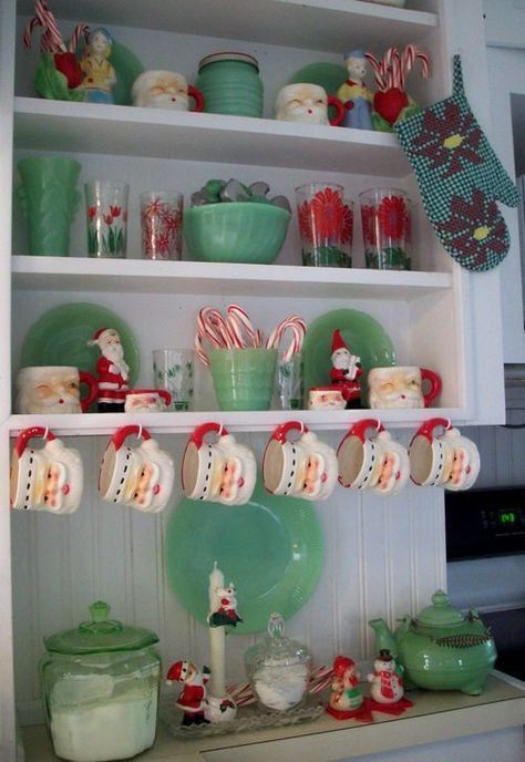 Christmas and jadeite kitchen items display love this!! 50s Cottage, Kitchy Kitchens, Nostalgic Kitchen, Red Kitchens, 50s Decor, 50s Kitchen, Granny Style, Retro Christmas Decorations, Vintage Kitchens