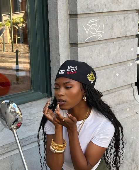 fitted caps outfit cool girl outfit Fitted Hat Outfit Black Women, Fitted Cap Outfit Black Women, Fitted Hat Outfit, Y2k Hats, Cap Outfit, Outfit Ideas For Women, Looks Street Style, Outfits With Hats, 2024 Fashion