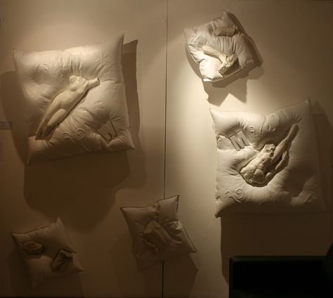 Pillow Installation, Pillow Art Installation, Bed Sculpture, Pillow Sculpture, Sculpture Exhibition, Anatomy Sculpture, Textiles Projects, Apartment Decor Inspiration, Ap Art