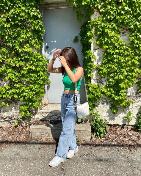 Pose With Purse, Poses For Pictures Instagram Standing In Jeans, Poses With Purses, Outside Poses, Aesthetic Purses, Poses Outside, Cute Modeling Poses, Not Photogenic, Outside Nature