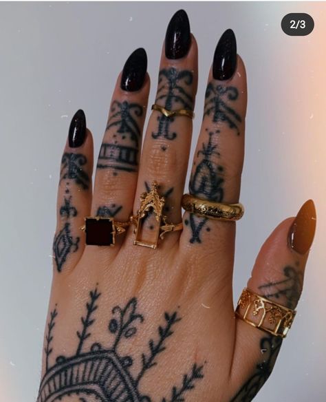 Large Finger Tattoos, Finger Dots Tattoo, Bold Finger Tattoos, Knuckle Tattoos For Women, Cheeky Tattoos, Finger Dot Tattoo, Toe Tattoos, Knuckle Tattoos, Finger Tats