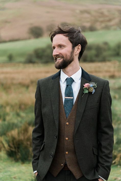 Groom wears a grey tweed suit with brown tweed waist coat and blue tweed tie. Photography by http://www.folegaphotography.co.uk/ Men’s Wedding Suit For Fall, Dark Tweed Suit, Autumn Groom Suit, Dark Brown Wedding Suit, Vintage Wedding Suits For Men, Autumn Wedding Groom, Brown Groomsmen Suits, Brown Groomsmen, Tie Photography