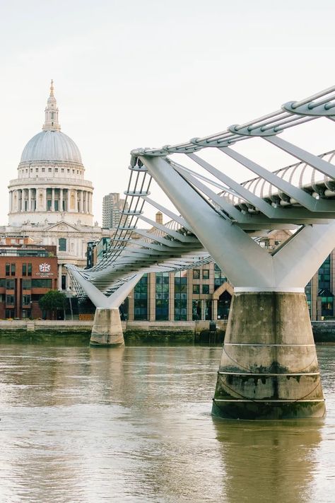 Millennium Bridge London, London Sightseeing, Places In London, Staycation Ideas, Millennium Bridge, Great Fire Of London, Notting Hill London, Bridge City, Westminster Bridge