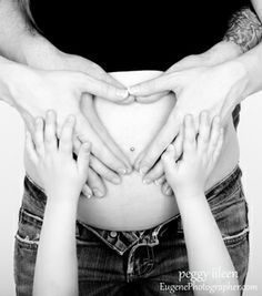 Pregnancy Planning, Photo Bb, Family Maternity Pictures, Maternity Photography Poses Couple, Belly Photos, Maternity Photography Poses Pregnancy Pics, Baby Fotografie, Family Maternity Photos, Maternity Inspiration