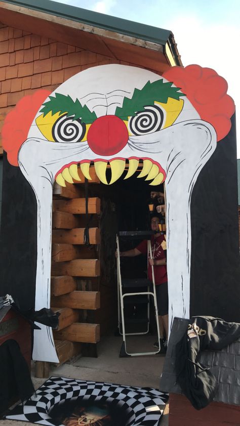 Clown Entrance Diy, Clown Decorations, Archway Entrance, Selfie Corner, Halloween Peeps, Decoracion Halloween, Gate Decoration, Joker Face, Scary Clown