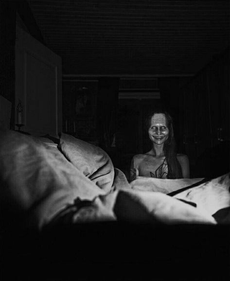 Scary Photography Horror, Scary Black And White Photos, Horror Scary Creepy, Pictures With Disturbing Backstory, Old Creepy Pictures, Dopplegangers Creepy, Cursed Image Creepy, Scary Wallpaper Pc, Scary Images Creepy Pictures