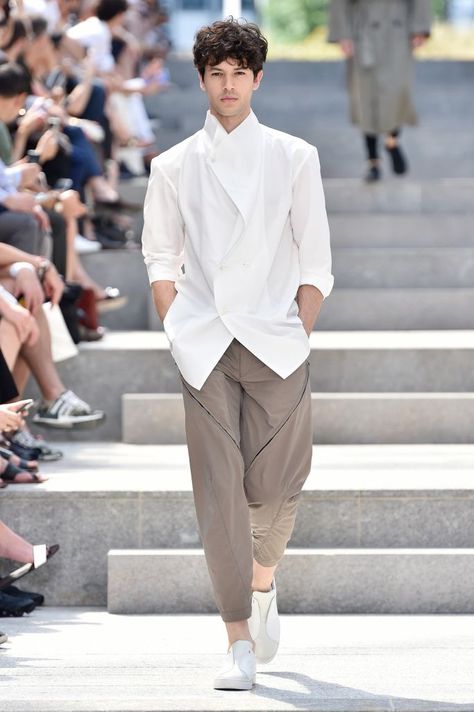 See all the looks from Issey Miyake Men’s menswear spring 2018 collection. Wedding Guest Men, Male Jeans, Outfit Male, Issey Miyake Men, Summer Beach Wedding, Monkey Business, Miuccia Prada, Men Style Tips, Wedding Suits Men