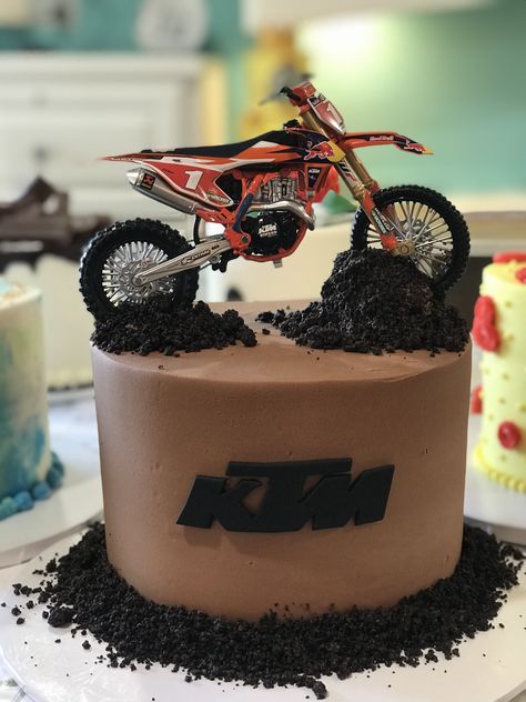 Motocross Birthday Cakes, Ktm Dirt Bike Cake, Dirt Bike Cake Motocross, Ktm Birthday Cake, Ktm Birthday Party Ideas, Dirtbike Cake Ideas, Dirtbike Birthday Cakes, Dirtbike Themed Birthday Party, Birthday Cake Motorcycle