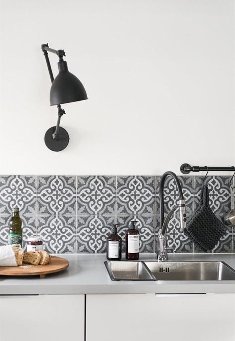 Cocina. Aplique de pared negro Kitchen Splashbacks, Kitchen Splashback, Kitchen Tile, Kitchen Tiles Backsplash, Metroid, Trendy Kitchen, White Furniture, Kitchen Makeover, Wood Kitchen