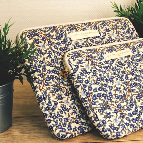 Pochettes à fleurs pour Ipad et Ordinateurs !! Trop tendance ! Mode femme Monideco 🌷

#monideco #shop #shopping #shoppingonline #fleurs #pochettes #ordinateur #ipad #tendance #mode #femme #accessoiresfemme #accessoires Backpack Project, Bible Bag, Ipad Bag, Diy Bag Designs, Diy Bags Patterns, Cute Pajama Sets, Sewing Crafts Tutorials, Potli Bags, Costura Diy