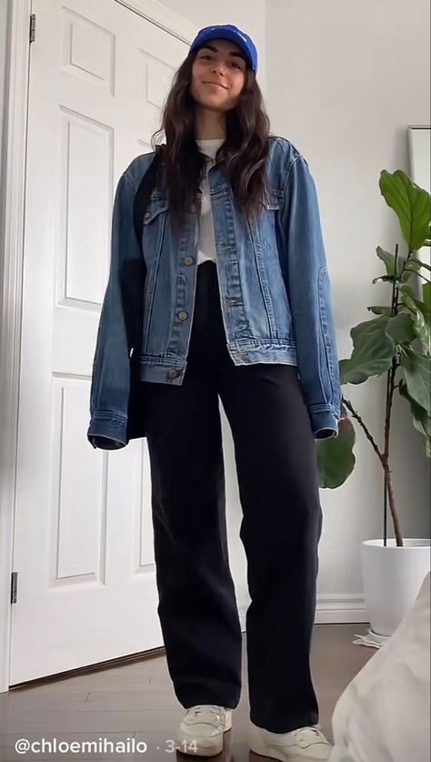 Denim Jacket With Black Pants, Black Jean Jacket Outfits Aesthetic, Oversized Denim Jacket For Winter, Black Denim Jacket For Winter, Black Denim Sherpa Jacket Outfit, Winter Black Denim Jacket, Denim Jeans Outfit Casual, Blue Jean Jacket Outfits, Linen Pants Style