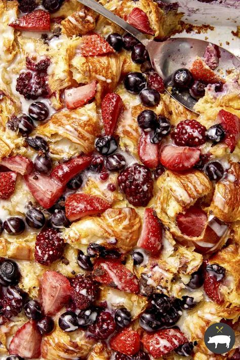 Puddings For A Crowd, Berry Bread Pudding, Fruit Gelatin, Berry Bread, Brioche Bread Pudding, Fruit Pudding, Desserts Fruit, Sweet Breakfast Treats, Berry Cobbler