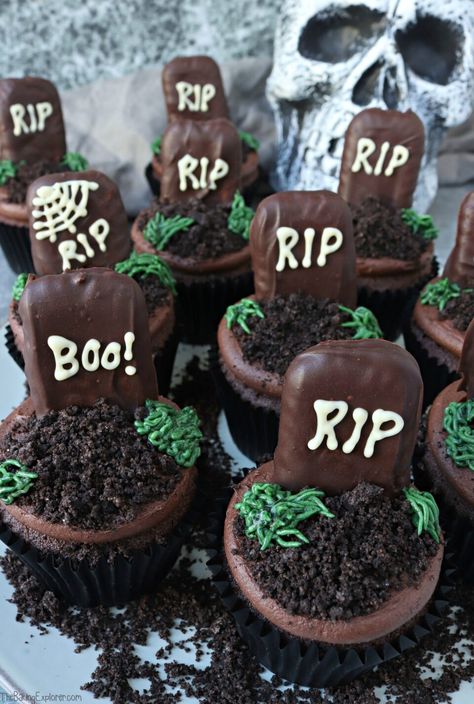 Grave Yard Cupcakes, Graveyard Cupcakes Halloween, Cupcake Cakes Halloween, Halloween Cupcake Recipes Easy, Zombie Cupcakes For Kids, Spooky Cupcakes Easy, Halloween Baking Ideas Cupcakes, Halloween Baking Cupcakes, Halloween Chocolate Cupcakes