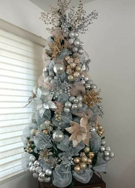 Corner Christmas Tree, Christmas Trees Decorations, Green Christmas Tree Decorations, Merry Christmas Decor, Elegant Christmas Tree Decorations, Christmas Tree Decorations Ribbon, Luxurious Christmas, Christmas Tree Village, Gold Christmas Tree Decorations