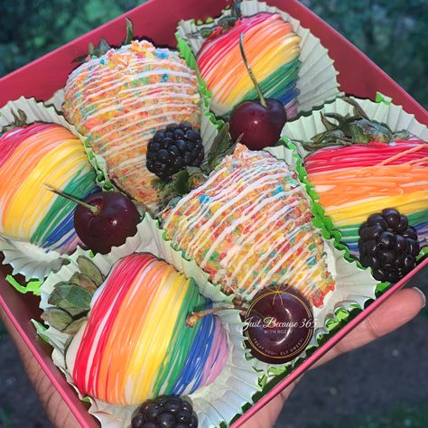 Pride Month Treats, Pride Chocolate Covered Strawberries, Pride Month Cupcakes, Pride Cake Pops, Pride Month Food Ideas, Pride Month Celebration Ideas, Pride Month Desserts, Pride Month Food, Pride Dessert Ideas