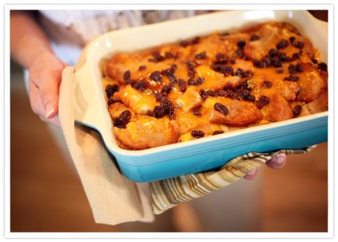 Mexican Bread Pudding known as Capirotada. My mom used to make this for us when I was growing up. Now that the weather is turning cooler I'm craving some! Capirotada Recipe, Bread Pudding Muffins, Mexican Bread Pudding, Puding Roti, Mexican Bread, Hispanic Kitchen, Lent Recipes, Dessert Photography, Popular Food