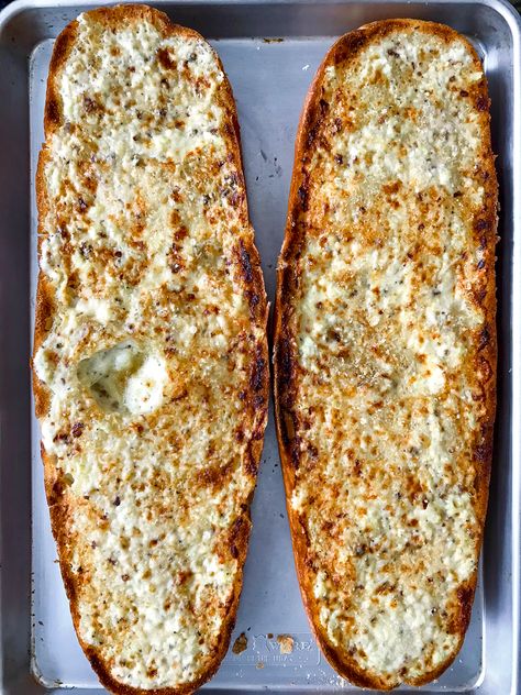 Creamy Garlic Bread, Grilled Bread Appetizer, Mayonnaise Bread, Appertiser Ideas, Garlic Bread Spread, Bread Garlic, Breaded Steak, Garlic Cheese Bread, Food Bread