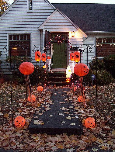 Front Walkway Halloween 2006 | Paper lanterns | dragonflydesignstudio | Flickr Photo Halloween, Halloween Outside, Halloween Lanterns, Autumn Magic, Halloween Pins, Decoration Photo, Halloween Inspo, Season Of The Witch, Halloween Vintage