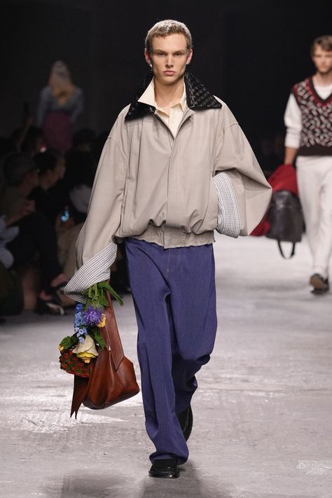 Bottega Veneta Spring 2025 Ready-to-Wear
https://www.vogue.com/fashion-shows/spring-2025-ready-to-wear/bottega-veneta/slideshow/collection#19 Bottega Veneta Outfit, Copenhagen Street Style, Archive Fashion, Milano Fashion Week, Fashion Week Spring, Milan Fashion Week, Lifestyle Brands, New York Fashion Week, Bottega Veneta