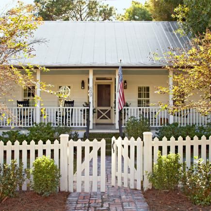 curb appeal. Modern Fence Design, Brick Path, Farmhouse Front Door, Cottage Style Home, Farmhouse Landscaping, Front Yard Fence, Front Landscaping, Cottage Style Homes, White Picket Fence