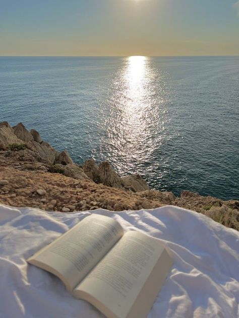 sunset book reading aesthetic summer Beach Aesthetic Vision Board, Reading Place Aesthetic, Reading Book On Beach Aesthetic, Books At The Beach Aesthetic, Refreshing Aesthetic Pictures, Summer Reading Asthetics, Books Nature Aesthetic, Summer Aesthetic Morning, Aesthetic Book Reading Pictures