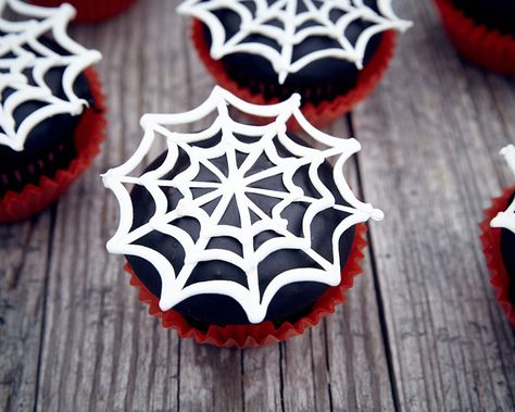 Just in time for Halloween, these spider web cupcakes are simple to make and take delicious as well. Step-by-step tutorial that teaches how to make them. Diy Halloween Cupcakes, Spiderman Cakes, Spiderweb Cupcakes, How To Make Spiders, Halloween Cupcakes Decoration, Chocolate Spiders, Halloween Food Cupcakes, Gluten Free Halloween, Spiderman Birthday Party