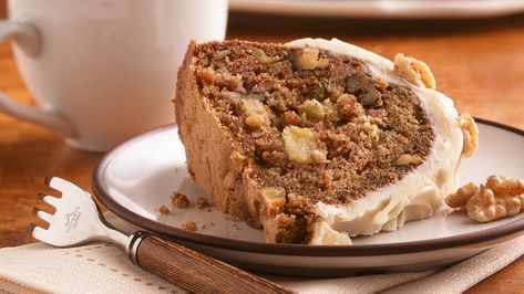 Show ‘em some fresh-from-the-oven love with this cinnamon-spiced cake filled with walnuts and hearty chunks of apple. The icing on top? Creamy vanilla browned butter frosting. Chunky Apple Cake, Brown Butter Frosting Recipe, Best Apple Desserts, Brown Butter Frosting, Fresh Apple Cake, Cinnamon Butter, Browned Butter, Butter Frosting, Apple Cake Recipes