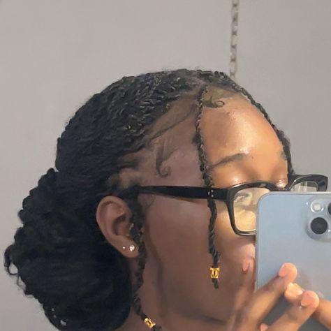 Sister locs / micro twist Skunk Stripe Passion Twist, Sister Locs Hairstyles, Micro Passion Twists, Mini Passion Twists, Locs Micro, Mini Twists Natural Hair, Hair Shopping, Micro Braids Hairstyles, Micro Twists