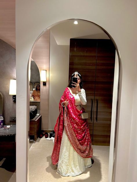 Navratri Lehenga Ideas, Lengha Pose Ideas, Poses In Lenghas, Navratri Saree Look, Lehenga Photo Ideas, Lahenga Pose Idea, Lehenga Aesthetic Poses, Aesthetic Navratri Outfits, Lehenga Poses Photography