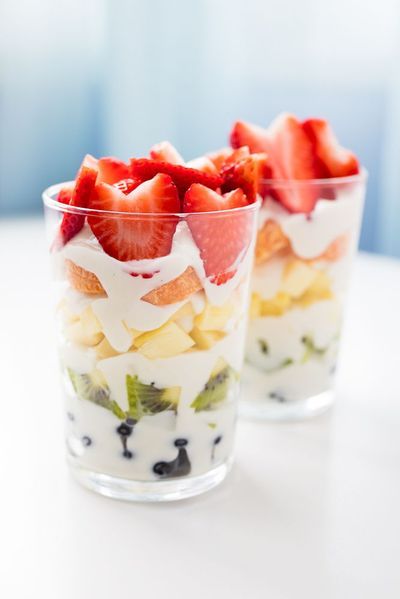 Layering fruit with homemade vegan yogurt makes a pretty rainbow parfait for breakfast, dessert, or a snack. You can make your own yogurt at home with your instant pot.  #vegan #parfait #rainbow #yogurt #breakfast #organic #recipe #brunch #pretty #instantpot Vegan Yogurt Parfait, Recept Sandwiches, Yoghurt Parfait, Fruit And Yogurt, Fruit Parfait, Vegan Yogurt, Rainbow Food, Yogurt Parfait, Funnel Cake