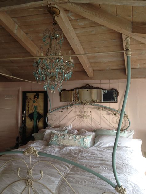 ANTIQUE IRON CANOPY BED Shabby Chic Bedrooms, Iron Bed, Dreamy Room, Chic Bedroom, The Ceiling, House Room, Shabby Vintage, Room Inspiration Bedroom, Dream Rooms