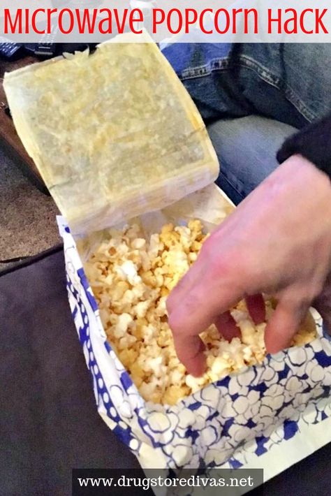 Like microwave popcorn but hate your hand getting messy? This microwave popcorn hack is for you. Find it on www.drugstoredivas.net. #lifehack Popcorn Hacks, Fun Hacks, Holiday Hacks, Cooking Icon, Snack Hacks, Cooking For A Group, Cooking Quotes, Cooking Photography, Microwave Popcorn