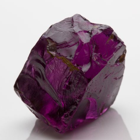 Purple Garnet Purple Garnet, Geology Rocks, Pearl Jewels, Beautiful Rocks, Diamond Quartz, Garnet Stone, Minerals And Gemstones, Garnet Gemstone, Precious Gems