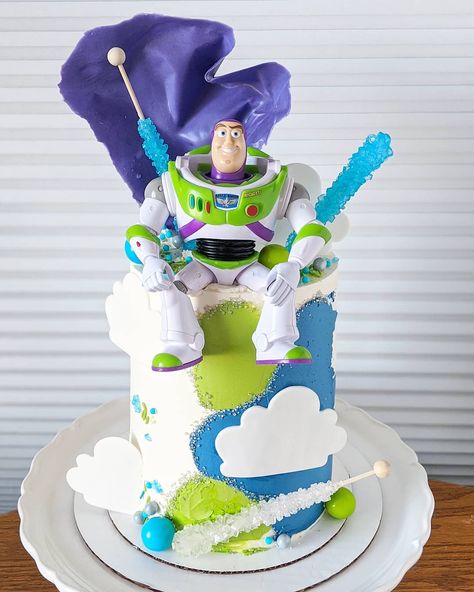 Mariah Bevington on Instagram: “Buzz lightyear cake!” Buzz Lightyear Birthday Decorations, Buzz Lightyear Smash Cake, Buzz Lightyear Decor, Buzz Lightyear Cakes, Buzz Cake Lightyear, Buzz Lightyear Cake Ideas, Pastel Buzz Lightyear, Buzz Light Year Cake, Buzz Birthday