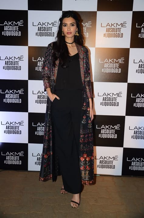 Style Inspiration from Celebs at Anita Dongre's Grand Finale at Lakme Fashion Week 2017 Dresses Hijab, Diana Penty, Shrug For Dresses, Salwar Kamiz, Mode Abaya, Kurti Designs Party Wear, Lakme Fashion Week, Indian Designer Outfits, Designs For Dresses