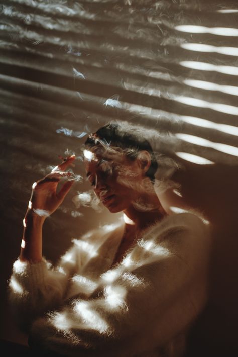 Albi17-min – Fubiz Media Pose Fotografi, Shotting Photo, Photographie Portrait Inspiration, 사진 촬영 포즈, Self Portrait Photography, Mobile Art, Shadow Art, Female Portraits, Shooting Photo